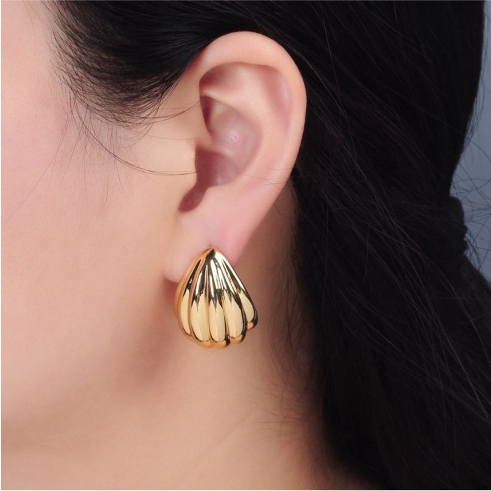 NEW 24k Gold Filled Seashell Design Stud Earrings - Picture 4 of 6